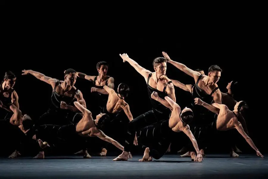 Photo de danseurs  sur scène